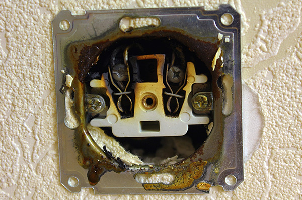 Wanzen können von Nachbarn durch elektrische Steckdosen in die Wohnung eindringen. Wanzen können von Nachbarn durch elektrische Steckdosen in die Wohnung eindringen.