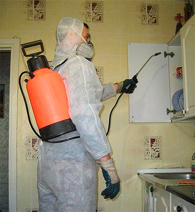 So etwa behandeln Schädlingsbekämpfer eine Wohnung gegen Bettwanzen (es gibt auch andere Methoden, z. B. die Kaltvernebelung). Ein Schädlingsbekämpfer behandelt die Wohnung