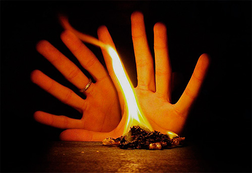 Bei der Durchführung magischer Rituale werden häufig verschiedene Utensilien verwendet: Kerzen, Räucherwerk, Pulver usw. Bei der Durchführung magischer Rituale werden verschiedene Utensilien verwendet.