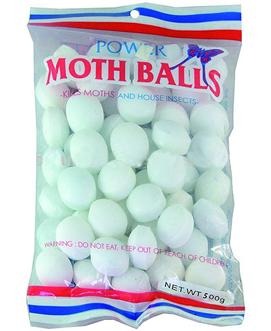 Naphthalin ist ein bekanntes Mittel gegen Motten. Allerdings ist es auch für den Menschen giftig. Naphthalin ist ein bekanntes Mittel gegen Motten. Allerdings ist es auch für den Menschen giftig.