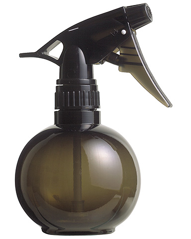 Der Pyrethrum-Aufguss kann mit einer gewöhnlichen Sprühflasche versprüht werden. Der Pyrethrum-Aufguss kann mit einer gewöhnlichen Sprühflasche versprüht werden.