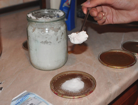 Wir mischen Borsäure mit Quark Wir mischen Borsäure mit Quark