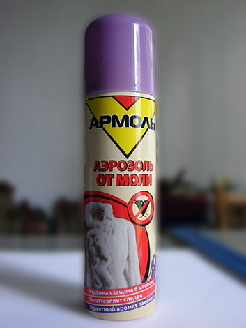 Die Behandlung des Schranks mit dem Aerosol Armol hilft, dort lebende Mottenlarven sowie Schmetterlinge zu vernichten Die Behandlung des Schranks mit dem Aerosol Armol hilft, dort lebende Mottenlarven sowie Schmetterlinge zu vernichten