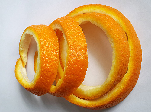 Orangenschalen sind wirksam, um Motten zu vertreiben, aber sie müssen recht häufig ausgetauscht werden. Orangenschalen sind wirksam, um Motten zu vertreiben, aber sie müssen recht häufig ausgetauscht werden.