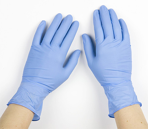 Wenn Sie mit Insektiziden arbeiten, vergessen Sie nicht, Handschuhe zu tragen. Wenn Sie mit Insektiziden arbeiten, vergessen Sie nicht, Handschuhe zu tragen.
