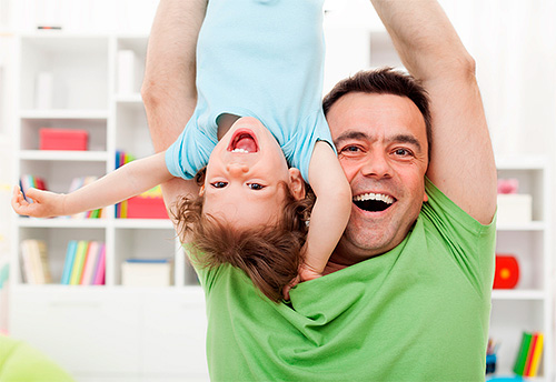 Läuse werden oft beim Spielen mit Kindern übertragen Läuse werden oft beim Spielen mit Kindern übertragen