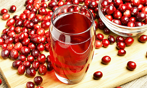 Die Säure des Cranberrysafts kann die Haftung der Nissen am Haar lösen. Die Säure des Cranberrysafts kann die Haftung der Nissen am Haar lösen.