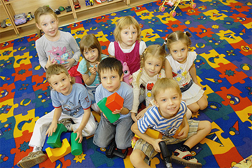 In Kindergruppen ist die Wahrscheinlichkeit einer Ansteckung mit Pedikulose besonders hoch. In Kindergruppen ist die Wahrscheinlichkeit einer Ansteckung mit Pedikulose besonders hoch.