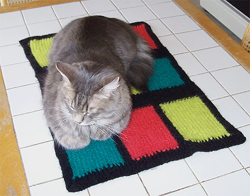Katzenbetten müssen regelmäßig gewaschen und ausgeschüttelt werden, da sich in ihnen oft Flohlarven entwickeln. Katzendecken sollten regelmäßig gewaschen und ausgeschüttelt werden, da sich darin oft Flohlarven entwickeln.
