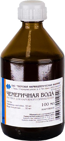 Nieswurzwasser hilft tatsächlich, Läuse zu entfernen, und ist dabei in jeder Apotheke erhältlich.