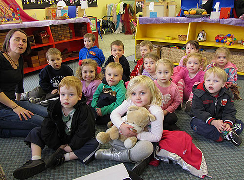 In Kindergemeinschaften, wie zum Beispiel in Kindergärten und Schulen, verbreitet sich die Kopflaus am leichtesten und schnellsten. In Kindergemeinschaften, wie zum Beispiel in Kindergärten und Schulen, verbreitet sich die Kopflaus am leichtesten und schnellsten