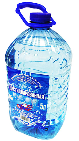 Der Mischung aus Alkohol und Teebaumöl muss auch destilliertes Wasser hinzugefügt werden Der Mischung aus Alkohol und Teebaumöl muss auch destilliertes Wasser hinzugefügt werden