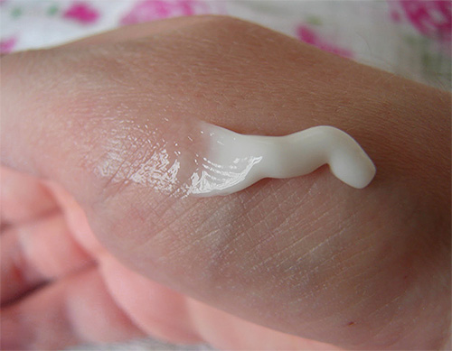 Und so sieht eine Creme aus: Fettbasisteilchen sind in Wasser verteilt, oder umgekehrt