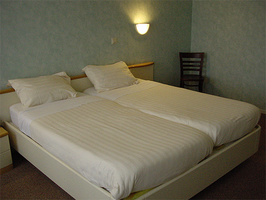 In der Regel siedeln sich Bettwanzen zunächst in der Nähe des Bettes oder Sofas an, auf dem Menschen schlafen. In der Regel siedeln sich Bettwanzen zunächst in der Nähe des Bettes oder Sofas an, auf dem Menschen schlafen.