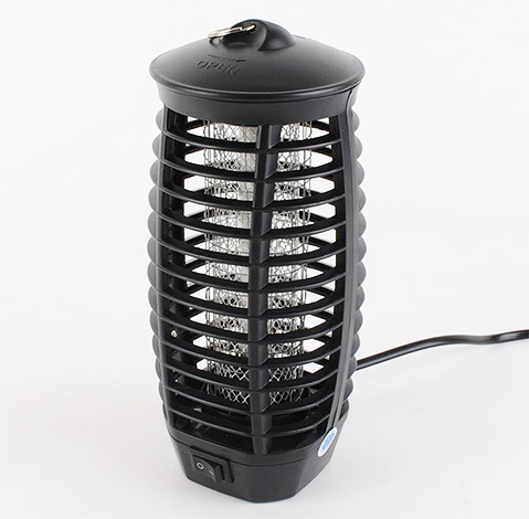 Das Gerät zur Insektenvernichtung Energy SWT 425e ist als Lampe gestaltet.