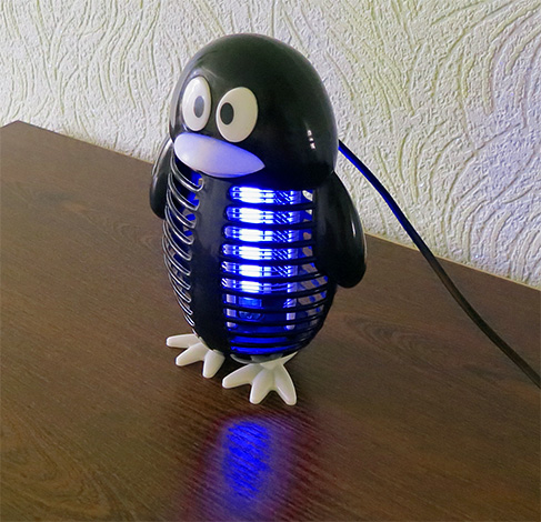 Ein Beispiel für einen Haushalts-Insektenvernichter auf Basis einer UV-Lampe. Ein Beispiel für einen Haushalts-Insektenvernichter auf Basis einer UV-Lampe.