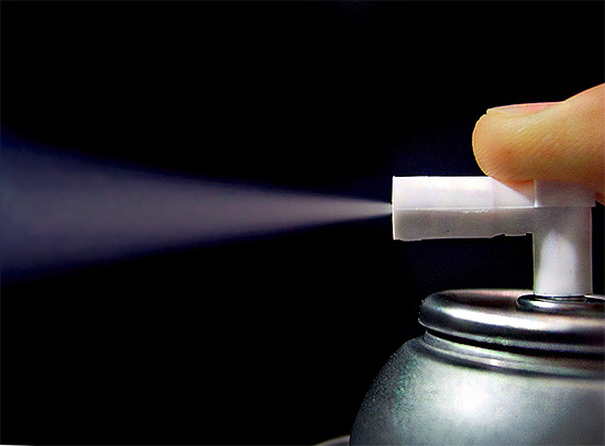 Bei der Verwendung einer fertigen Aerosoldose mit einem Insektizid sind die versprühten Partikel deutlich kleiner als bei der Verwendung eines Haushaltszerstäubers.