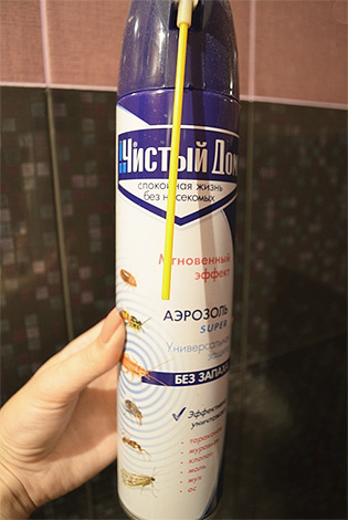 Mit der Düse, die sich auf der Dose des Aerosols Reines Haus befindet, können schmale Spalten und andere schwer zugängliche Stellen behandelt werden.
