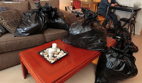 Kleidung, Geschirr und andere Gegenstände sollten vor der Behandlung der Wohnung in Plastiktüten verpackt werden.