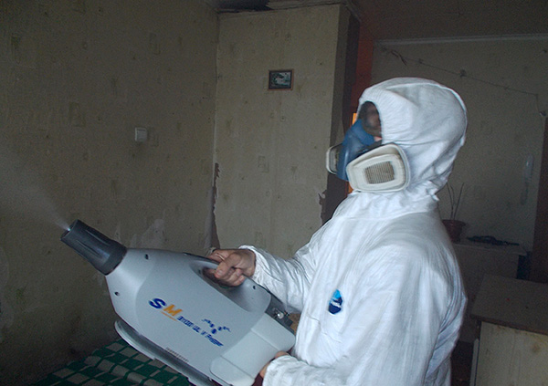 Beispiel für die Behandlung einer Wohnung mit einem Kaltnebelgenerator. Beispiel für die Behandlung einer Wohnung mit einem Kaltnebelgenerator