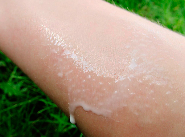 Nach der Anwendung des Präparats verbleibt auf der Haut oder Kleidung ein Repellent – eine Substanz, die Insekten abwehrt. Nach der Anwendung des Präparats verbleibt auf der Haut oder Kleidung ein Repellent – eine Substanz, die Insekten abwehrt.