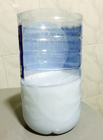 So sieht die Lösung des Mittels Zonder nach dem Verdünnen des Konzentrats mit Wasser aus. So sieht die Lösung des Mittels Zonder nach dem Verdünnen des Konzentrats mit Wasser aus.