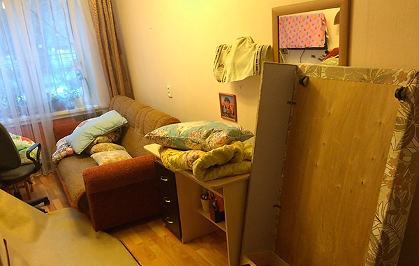 Bei der Bekämpfung von Bettwanzen in der Wohnung ist besondere Aufmerksamkeit auf die Behandlung der Gestelle von Sofas, Betten und Sesseln zu legen. Bei der Bekämpfung von Bettwanzen in der Wohnung ist besondere Aufmerksamkeit auf die Behandlung der Gestelle von Sofas, Betten und Sesseln zu legen.