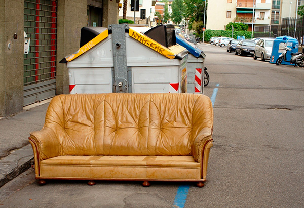 Es ist zu beachten, dass Sofas und Sessel oft genau wegen ihres Befalls mit Bettwanzen entsorgt werden. Es ist zu beachten, dass Sofas und Sessel oft genau wegen ihres Befalls mit Bettwanzen entsorgt werden.