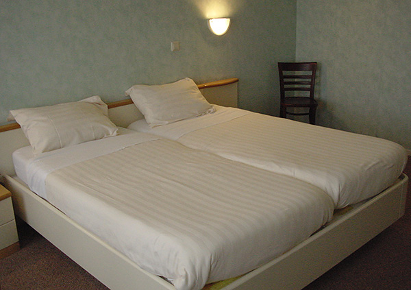 Parasiten kann man sich auch in günstigen Hotels einfangen. Parasiten kann man sich auch in günstigen Hotels einfangen.