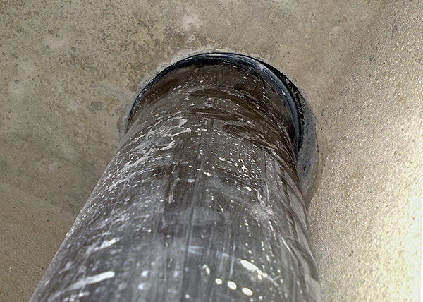 Das Foto zeigt ein Beispiel für einen Spalt zwischen dem Abwasserrohr und den Wänden der Öffnung in der Toilettendecke. Das Foto zeigt ein Beispiel für einen Spalt zwischen dem Abwasserrohr und den Wänden der Öffnung in der Toilettendecke.