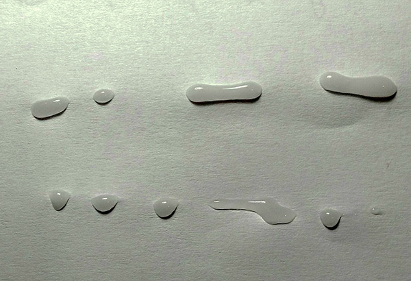 Das Gel kann sowohl in Linien als auch in Tropfen aufgetragen werden. Das Gel kann sowohl in Linien als auch in Tropfen aufgetragen werden.