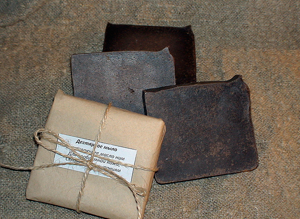 Teerseife hat eine braune Farbe aufgrund des hohen Gehalts an Birkenholzteer (bis zu 10 % der Masse). Teerseife hat eine braune Farbe aufgrund des hohen Gehalts an Birkenholzteer (bis zu 10 % der Masse).