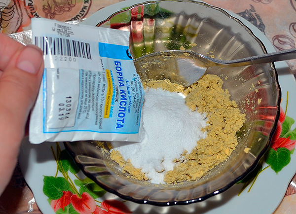 Giftköder für Kakerlaken können nicht nur auf Basis von Borsäure, sondern auch unter Verwendung praktisch jedes insektiziden Staubes hergestellt werden. Giftköder für Kakerlaken können nicht nur auf Basis von Borsäure, sondern auch unter Verwendung praktisch jedes insektiziden Staubes hergestellt werden.