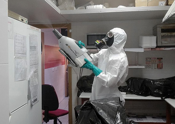 In Form eines feinsten Aerosols kann das Insektizid in die unzugänglichsten Verstecke der Schädlinge eindringen. In Form eines feinsten Aerosols kann das Insektizid in die unzugänglichsten Verstecke der Schädlinge eindringen.