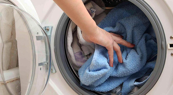 Nahezu alle Kleiderläuse können vernichtet werden, indem man die Kleidung einfach bei hoher Temperatur wäscht. Nahezu alle Kleiderläuse können vernichtet werden, indem man die Kleidung einfach bei hoher Temperatur wäscht.