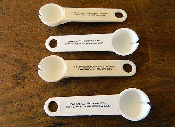 Zeckenextraktor in Löffelform mit Schlitz Zeckenextraktor in Löffelform mit Schlitz