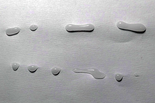 An schwer zugänglichen Stellen können die Geltropfen für längere Zeit nicht abgewaschen werden. An schwer zugänglichen Stellen können die Geltropfen für längere Zeit nicht abgewaschen werden.