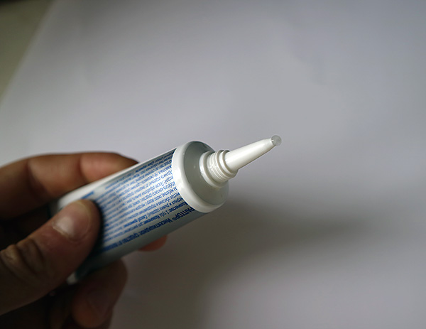 Dieses Gel lockt Kakerlaken wirksam mit seinem Duft an... Dieses Gel lockt Kakerlaken wirksam mit seinem Duft an...