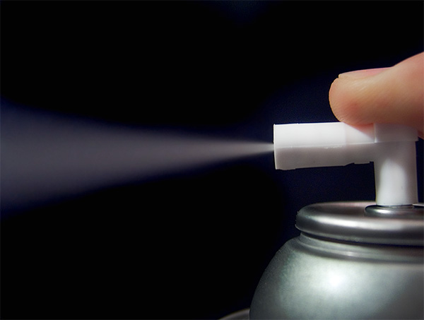 Im Gegensatz zu Sprühflaschen kann eine Aerosoldose einen kontinuierlichen Produktstrahl abgeben, solange das Ventil gedrückt gehalten wird. Im Gegensatz zu Sprühflaschen kann eine Aerosoldose einen kontinuierlichen Produktstrahl abgeben, solange das Ventil gedrückt gehalten wird.