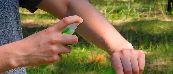 Bei der Verwendung von Zeckenschutzmitteln müssen bestimmte Sicherheitsmaßnahmen beachtet werden. Bei der Verwendung von Zeckenschutzmitteln müssen bestimmte Sicherheitsmaßnahmen beachtet werden.