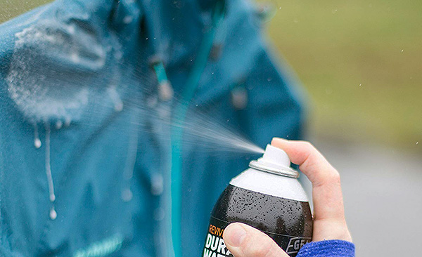 Mit Aerosolen lässt sich Kleidung und Ausrüstung bequem behandeln. Mit Aerosolen lässt sich Kleidung und Ausrüstung bequem behandeln.