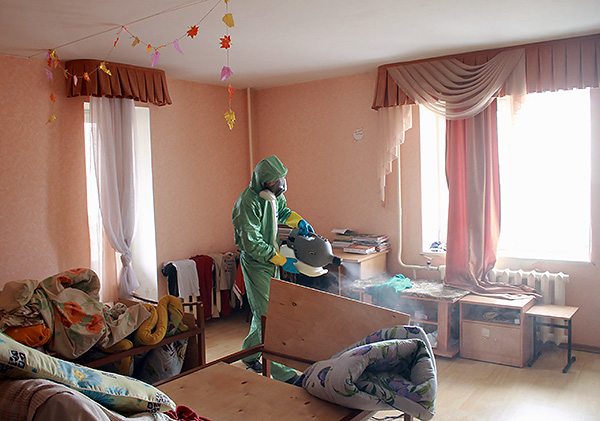 Traitement d'un appartement contre les punaises par un service de désinsectisation. Traitement d'un appartement contre les punaises par un service de désinsectisation.