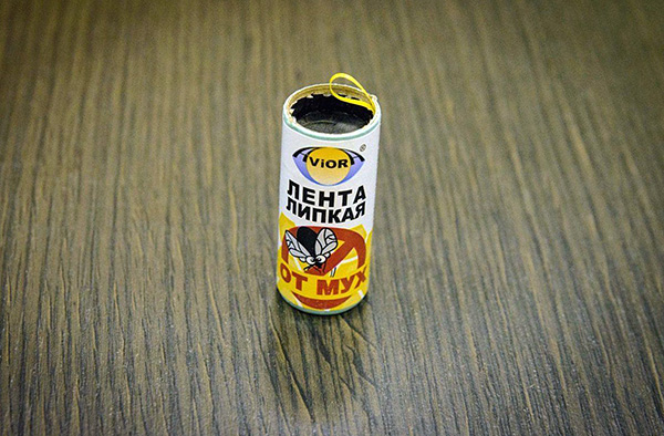 Le ruban adhésif anti-mouches peut être utilisé pour fabriquer un piège à punaises. Le ruban adhésif anti-mouches peut être utilisé pour fabriquer un piège à punaises.