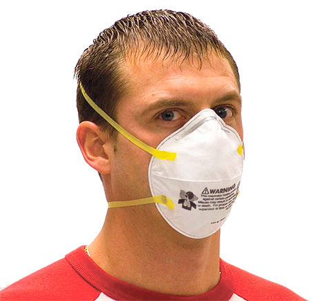 Lors de la pulvérisation du produit contre les punaises de lit, vous devez utiliser un respirateur Lors de la pulvérisation du produit contre les punaises de lit, vous devez utiliser un respirateur
