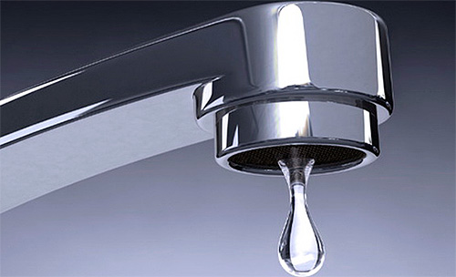 Un robinet qui fuit est une source d'eau pour les cafards. Un robinet qui fuit est une source d'eau pour les cafards.