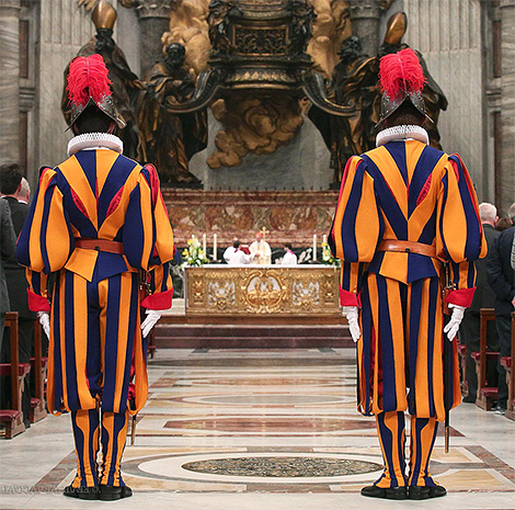 La coloration vive de la punaise rappelle effectivement l'uniforme des gardes italiens