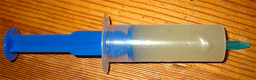 Les gels insecticides sont généralement vendus dans des seringues ou des tubes.