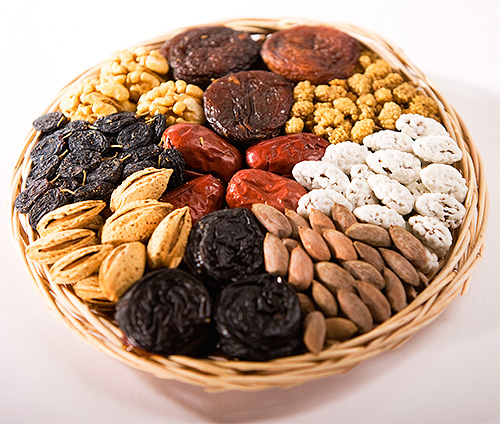 Les larves de la mite alimentaire mangent également des noix, des fruits secs et des baies séchées Les larves de la mite alimentaire mangent également des noix, des fruits secs et des baies séchées