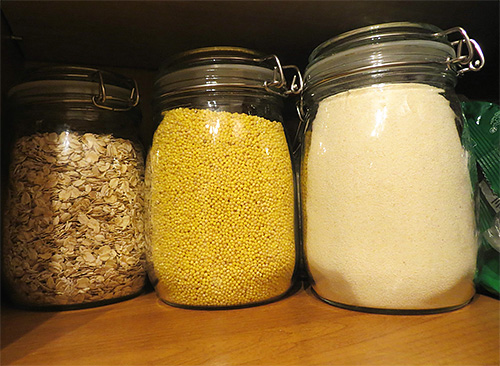 Pour prévenir l'apparition des mites alimentaires dans les céréales, il est pratique d'utiliser des bocaux avec un couvercle bien ajusté.