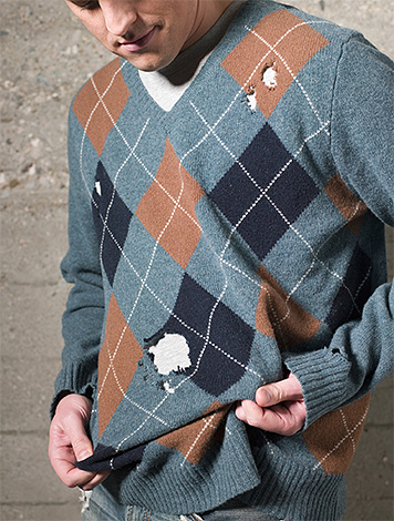 Et ce pull, endommagé par les larves, est irrécupérable Et ce pull, endommagé par les larves, est irrécupérable